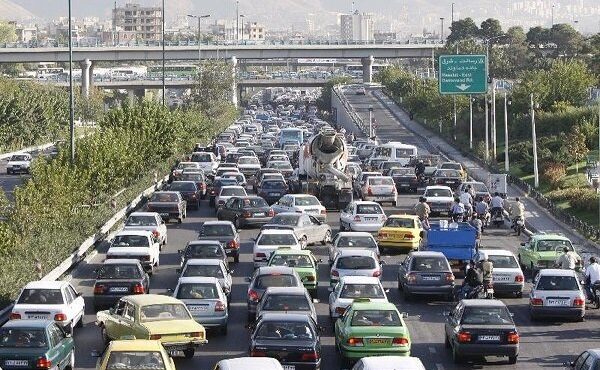 ترافیک پرحجم و سنگین در برخی از معابر و بزرگراه‌های پایتخت