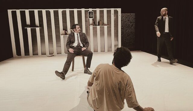 پشت هیچ کدام از شخصیت‌ها نایستادم