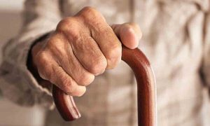۸ توصیه کلیدی برای ارتقای سلامت جسم و روان سالمندان