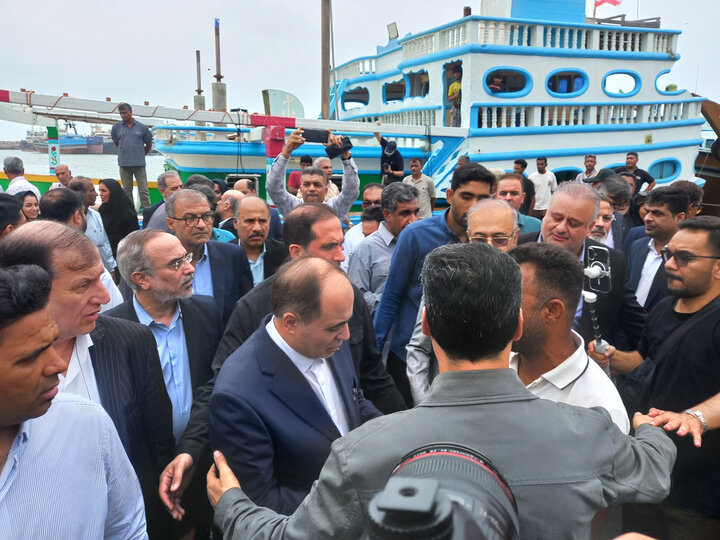 بازدید وزیر جهاد کشاورزی از اسکله صیادی پشت شهر بندرعباس